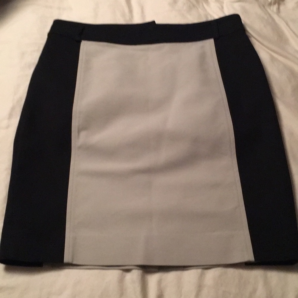 Ann Taylor Black and Tan Pencil Skirt, size 4P.